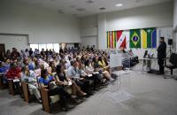 pessoas sentadas no auditório 