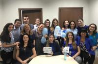 servidores todos de azul em campanha de conscientização.