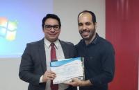 Servidor do TRT8 recebendo certificado de participação em evento nacional