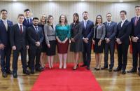 Foto dos novos magistrados com a presidente do TRT8, Pastora Leal