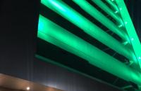 Fachada do Fórum Trabalhista em Belém iluminada na cor verde.