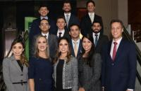 Os 12 novos juízes do TRT8 na escada do prédio sede