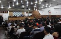 Auditório lotado de estudantes tendo ao fundo os 5 desembargadores d 4ª Turma do TRT8 