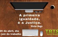 Foto homenageando os magistrados