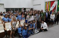 No auditório, juízas , parceiros, voluntários e estudantes que participam do projeto posam para foto.