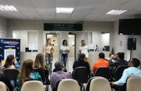 colaboradores do ecocelpa falando com o público.