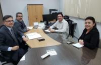 Participantes da reunião: des. Walter Paro, des. Luis Ribeiro, juiz Itamar Fernades e Rosineide Marques da EJUD.