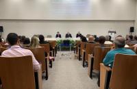 Pessoas reunidas em um Auditorio
