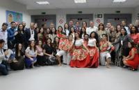 Foto feita no hall do auditório mostra os participantes do evento e os dançarinos do grupo de carimbó