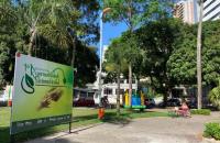placa da semana da responsabilidade socioambiental no meio da praça