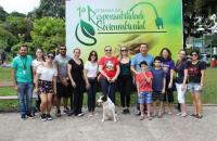 Presidente e servidores na frente do Backdrop da 1ª Semana da Responsabilidade Socioambiental