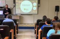 Chefe da Seção Socioambiental palestrando para servidores e terceirizados.