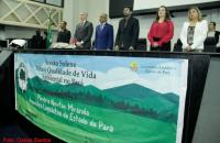 Presidente do TRT8 e representantes em uma mesa.