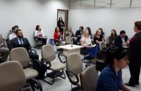 Sala da Ejud cheia de juízes e servidores assistindo aula.