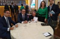 Na foto, Jurista Zeno Veloso e demais autores do livro autografam exemplar para desembargadora Pastora Leal.