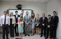 Foto mostra os 12 novos juízes do trabalho em sala de aula da Ejud.