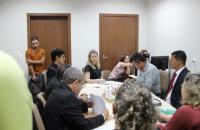 Juiza Roberta Santos na mesa do Cejusc Belém conduzindo a conciliação entre as aprtes
