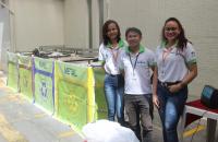 equipe da ecocelpa em frente ao depósito de resíduos