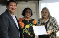 Desembargador Luíz Ribeiro e Desembargadora Sulamir Monassa entregando certificado a palestrante Andrea Pastana