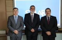 gestores e ministro corregedor posam para foto na sala de gestão.