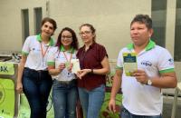 Equipe do projeto e servidores em frente as caixas coletoras de material reciclável colocadas no estacionamento do TRT8.