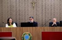 Presidente do Tribunal ao Lado no Ministro Corregedor Geral e Secretario do Ministro em uma Sessão no Pleno