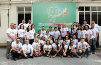 gestores, padrinhos e afilhados na frente do backdrop do Combate ao Trabalho Infantil
