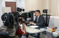 Juiz Raimundo Itamar concedendo entrevista para a imprensa.