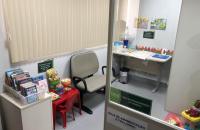 Foto do espaço para amamentação e brinquedoteca contendo livros e brinquedos. 