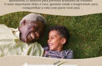 Descrição da imagem #PraCegoVer e #PraTodosVerem: fotografia de avô e neto deitados na grama, com expressão de felicidade. Texto