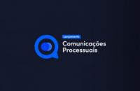 Arte em fundo azul marinho. No centro, ícone em azul claro escrito ao lado "Lançamento Comunicações Processuais".