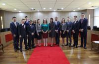 Foto: Os 12 novos juízes ao lado da Presidente do TRT na cerimônia de posse administrativa no Pleno do TRT8.