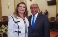 Foto: Mostra Presidente do TRT8 ao lado do Presidente do TJPA posando para foto após o recebimento da medalha.