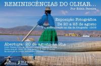 Um homem em uma canoa feita de palha com um remo na mão no meio do mar