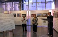 Foto da abertura da exposição onde aparecem a expositora Edithe Pereira e a desembargadora Sulamir Almeida.