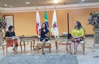 Foto mostra as três palestrantes durante a abertura oficial do evento no TJPA.