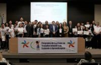 Voluntários e afilhado do Programa de Combate ao Trabalho Infantil e de estímulo à aprendizagem junto a Presidente do TRT8