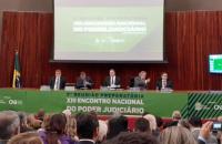 Representantes do poder judiciário sentados na bancada para o XIII Encontro Nacional do Poder Judiciário