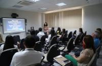 Foto: Desembargadora Zuíla Dutra fala para universitários em sala de aula da Ejud8.
