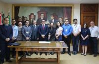 Foto do novo servidor com a nova equipe e colegas de trabalho.