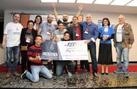 Na foto: Os ganhadores do segundo lugar segurando seu prêmio e os mentores