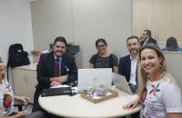 Foto: Na mesa da sala de conciliação estão, à direita, a juíza do trabalho e, à esquerda, advogados das partes.