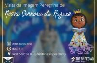Arte: Figura da Maria-menina sobre lírios na cor lilás e informações sobre o evento.