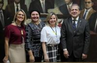 servidores do TRT8 ao lado da empossada na antessala da presidencia