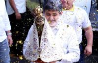 Na foto: A imagem peregrina sendo conduzida pelas escadas do TRT8 e papéis dourados picados caindo em sua frente.