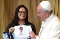 Foto: Papa Francisco recebe camiseta da campanha de combate ao trabalho infantil do TRT8