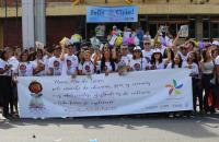 Foto: jovens seguram faixa da campanha e atrás estão a juíza, a desembargadora e o ministro.