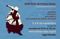 Na foto: Informações sobre o simpósio, com a arte de uma mulher ao lado. Ao fundo azul, um olho.