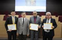 Foto: Juízes da 8ª Região mostram os certificados recebidos durante o evento.