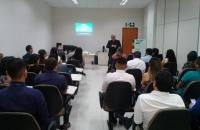 sala com servidores sentados